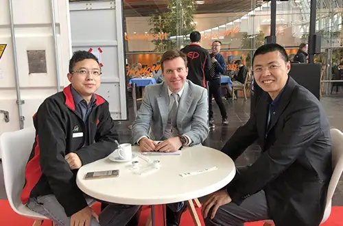 Los socios extranjeros vienen a visitar nuestra empresa