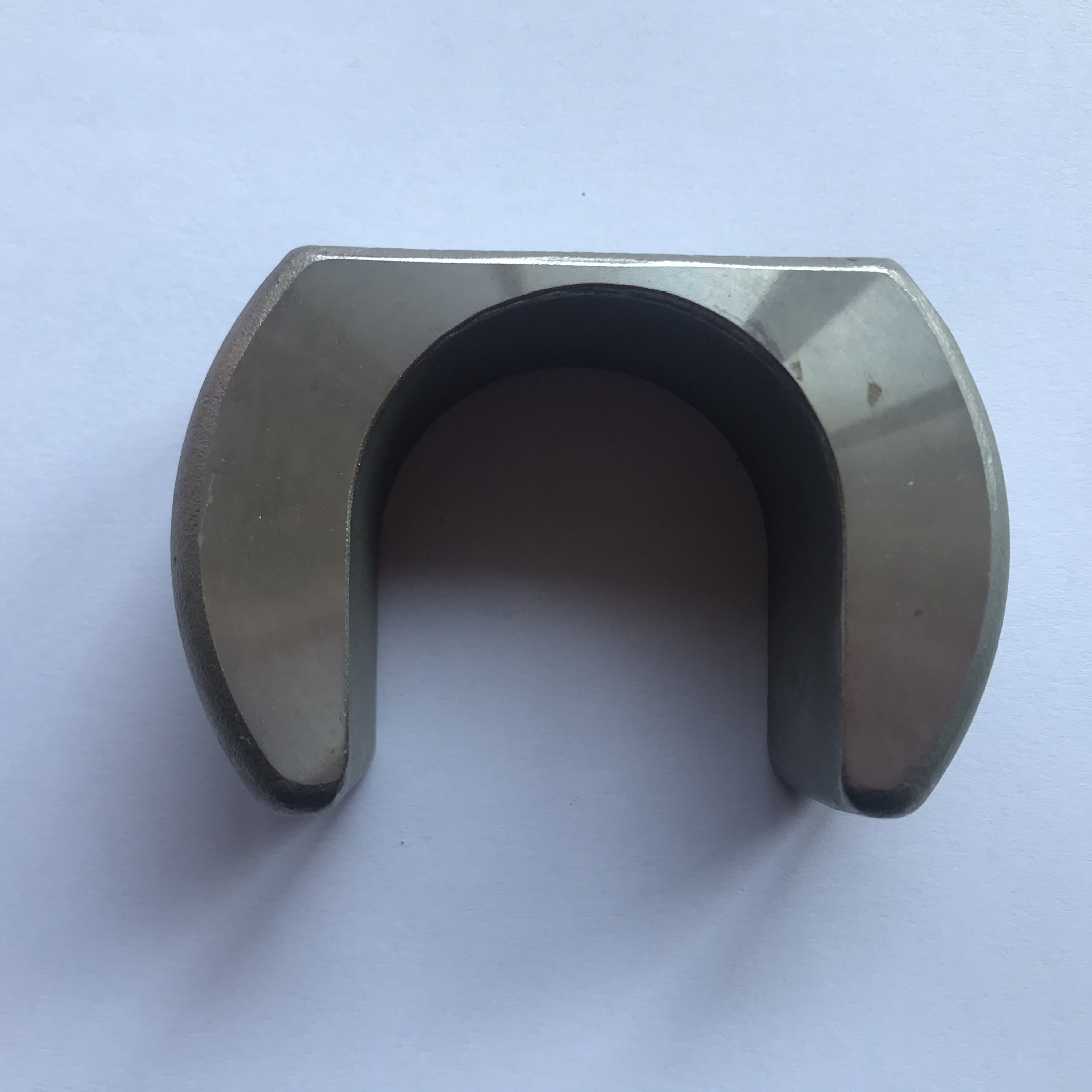 ¿Cuál es el motivo de la delaminación en la carcasa hecha de arena de vidrio soluble durante el proceso de moldeado a la cera perdida?