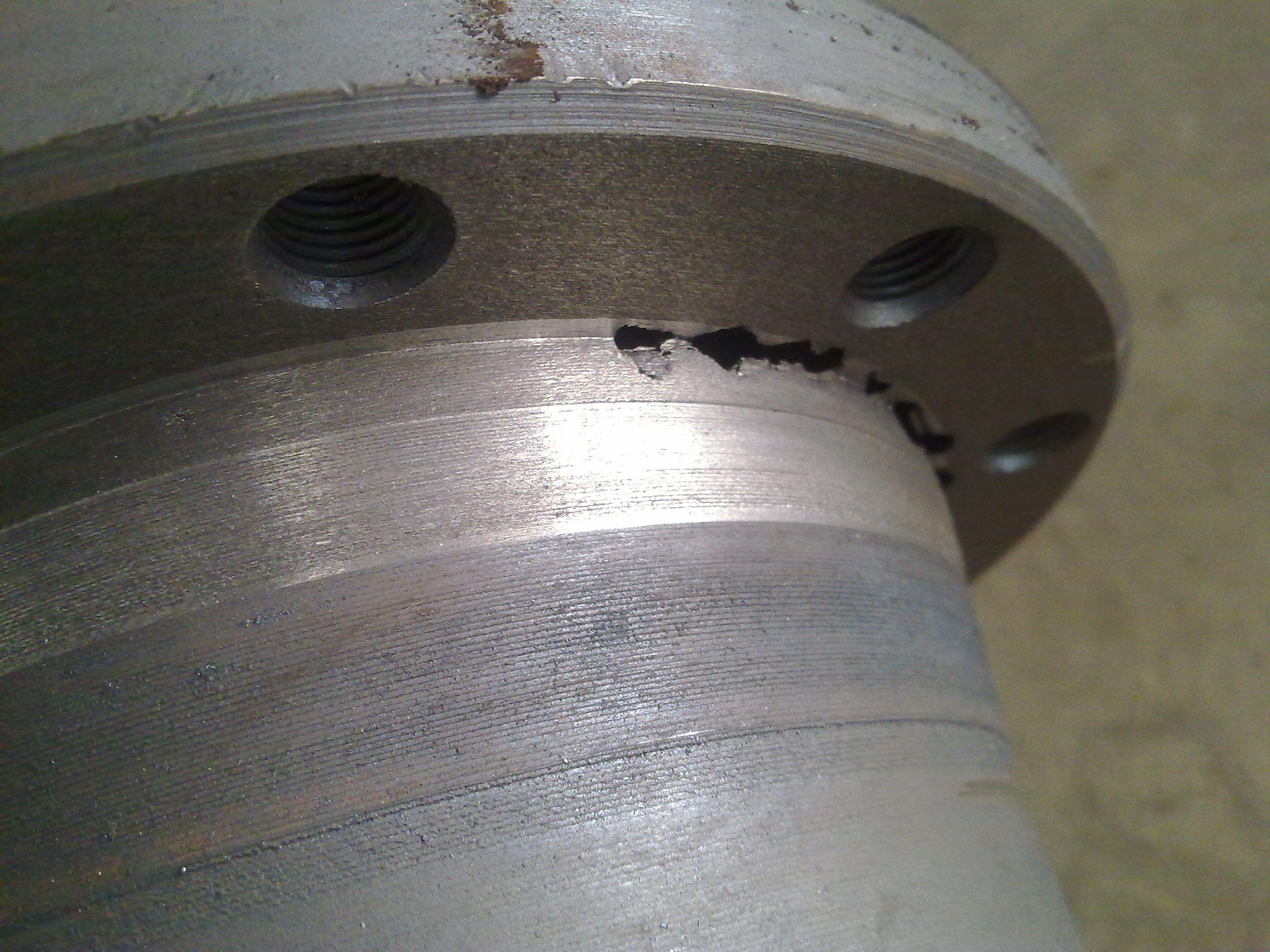 ¿Cuáles son las causas de los defectos por grietas en el acero fundido?