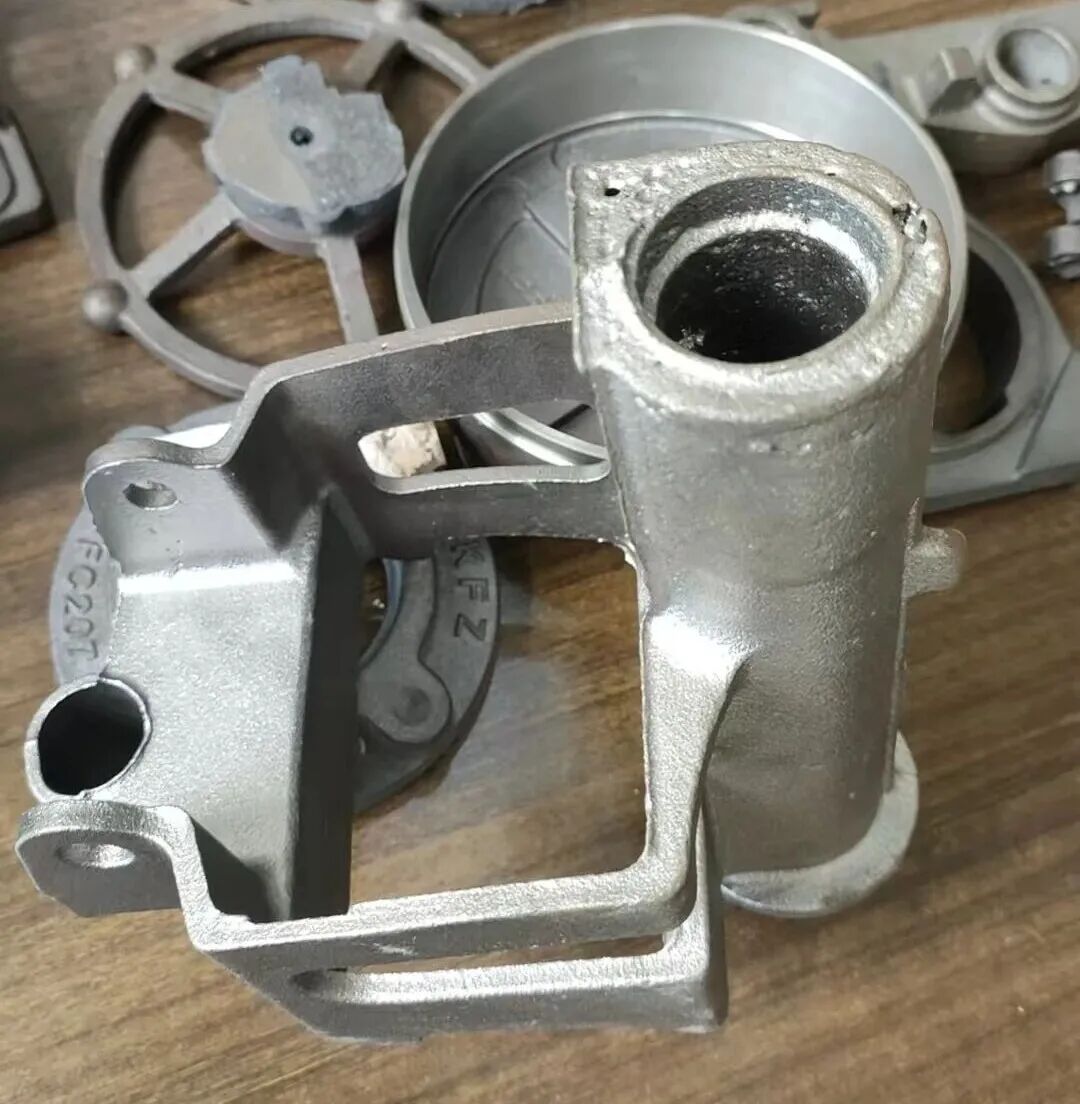 Tratamiento de porosidad severa en núcleos de arena tubulares cilíndricos durante la producción de piezas de hierro dúctil utilizando tecnología de moldeo en arena verde.