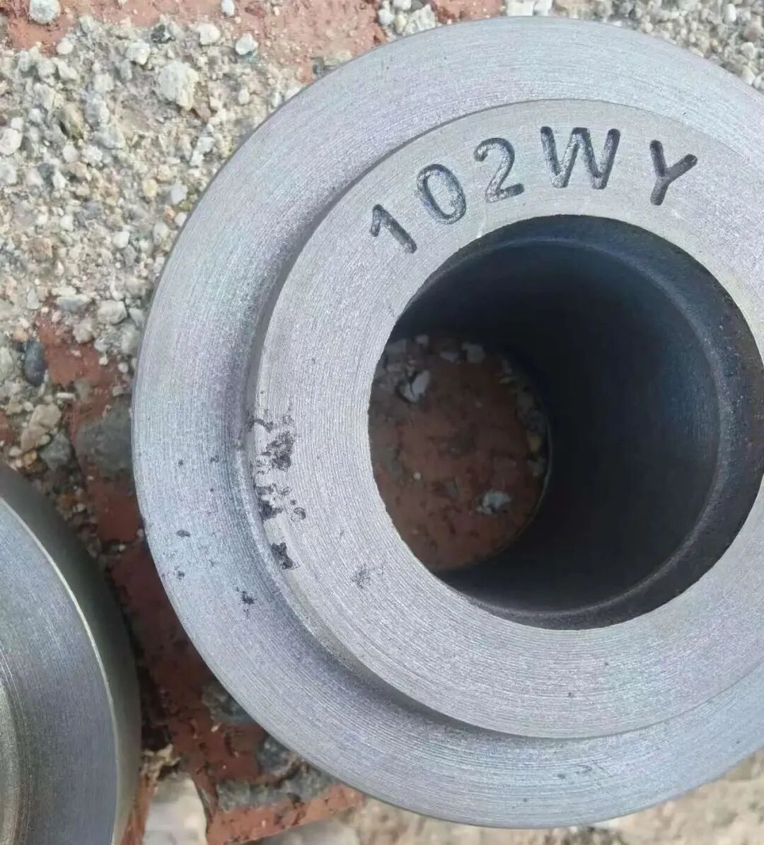 ¿Cuáles son las características de los defectos de lavado de arena en la producción de piezas de fundición gris utilizando arena verde? ¿Cuál es la diferencia entre los defectos oculares de escoria?