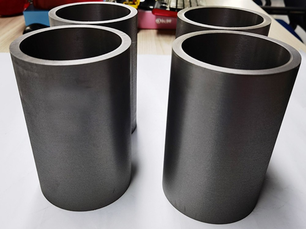 ¿Cuáles son los efectos del contenido alto o bajo de silicio en el rendimiento del procesamiento mecánico de la fundición gris 200?