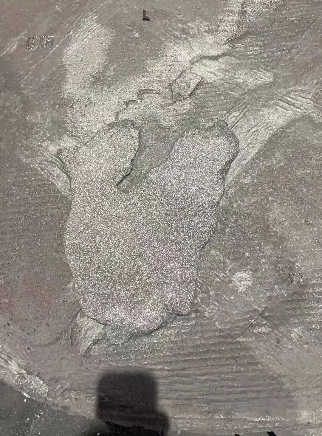 ¿Cómo se pueden resolver defectos como los granos de arena en la superficie superior de las piezas de hierro fundido gris producidas mediante fundición en arena de resina?