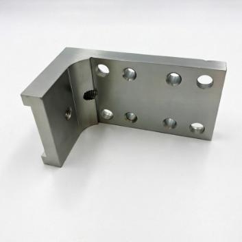 Conector de metal con múltiples orificios en forma de L